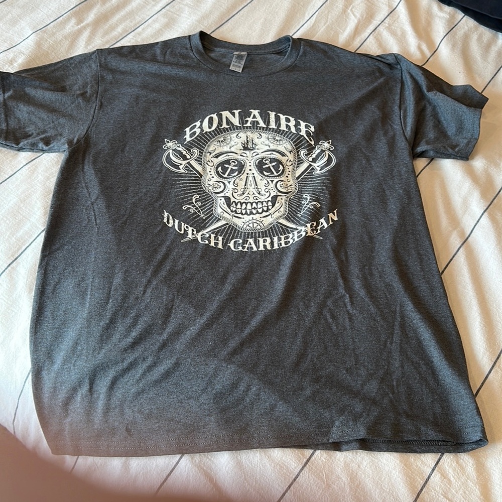 Brand new, never worn cool t shirt. L.